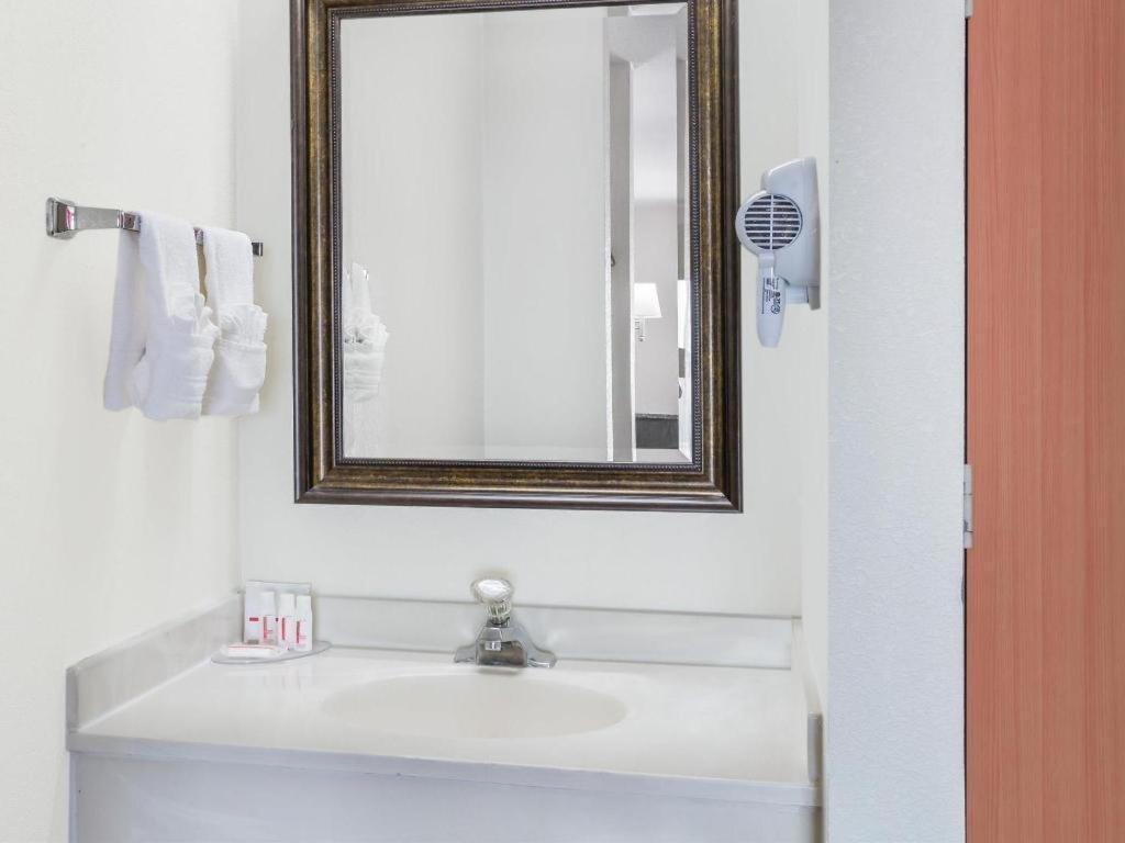 Clarion Pointe - Greensboro Coliseum Area Ngoại thất bức ảnh